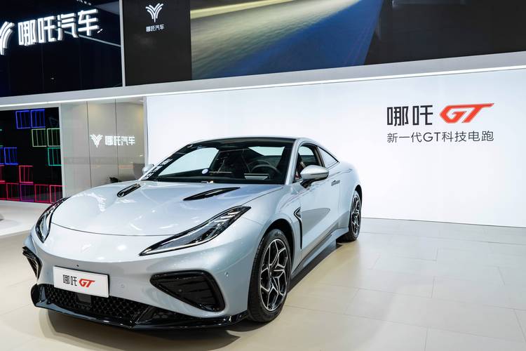 成都219哪吒汽车在智能汽车领域的表现，领途汽车在新能源汽车市场中的影响力